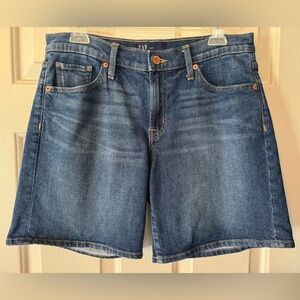 GAP Women’s Medium Dark Blue Denim Jean Shorts - Size 4. Classic 5-pocket style!